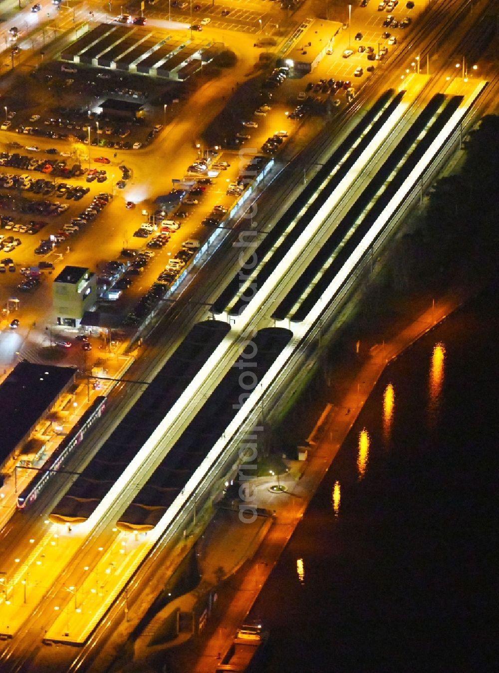 Aerial photograph at night Wolfsburg - Night lighting Track progress and building of the main station of the railway in Wolfsburg in the state Lower Saxony, Germany