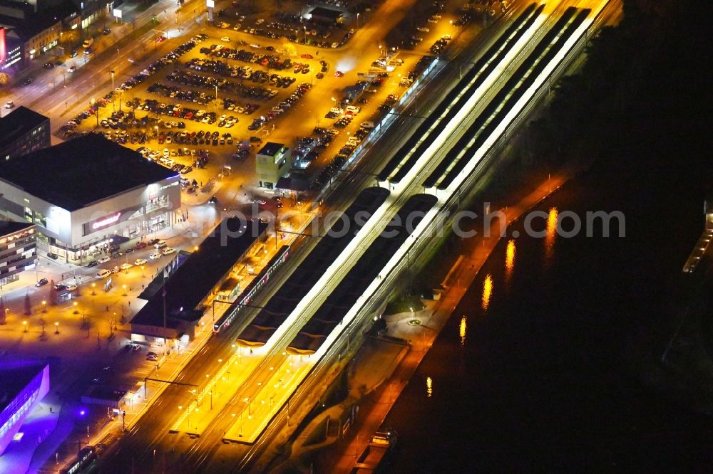 Aerial image at night Wolfsburg - Night lighting Track progress and building of the main station of the railway in Wolfsburg in the state Lower Saxony, Germany