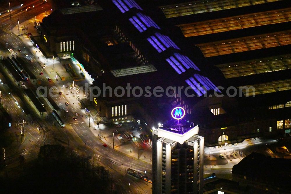 Aerial photograph at night Leipzig - Night lighting the fair logotype neon sign on the roof of the High-Rise building complex of the headquarters of the Leipziger Wohnungs- und Baugesellschaft (LWB) on Wintergartenhochhaus - skyscraper in Leipzig in Saxony