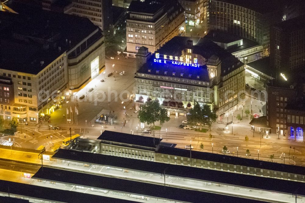 Essen at night from the bird perspective: Night Aerial view of Hotel Handelshof. The hotel is eating a well-known historic hotel in the center of the city. Built of reinforced concrete six-storey hotel building is a historical monument since 1985. It is located at the Willy Brandt Square opposite the railway station, at the beginning of Kettwiger road that begins the pedestrian zone in the center of Essen