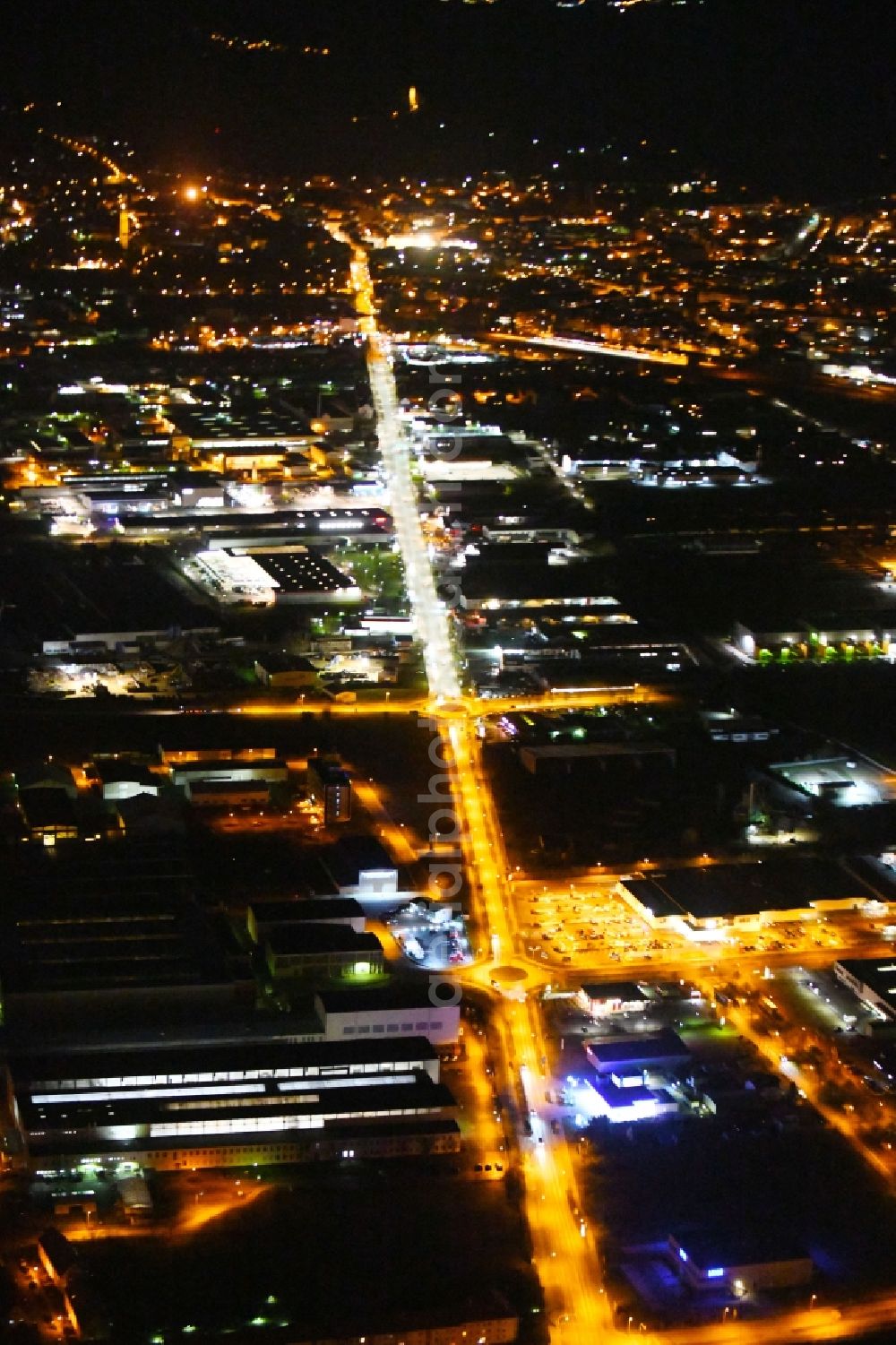 Arnstadt at night from the bird perspective: Night lighting Industrial and commercial area on Ichtershaeuser Strasse in Arnstadt in the state Thuringia, Germany