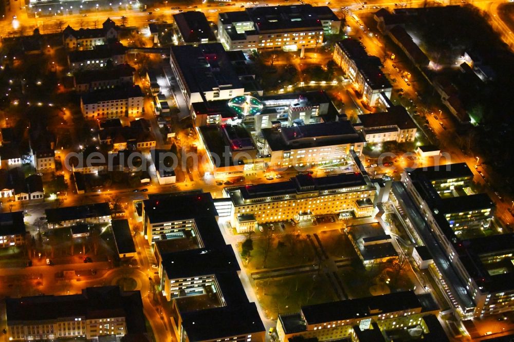 Aerial image at night Dresden - Night lighting Hospital grounds of the Clinic Universitaetsklinikum Carl Gustav Carus (VTG) on Fetscherstrasse in Dresden in the state Saxony, Germany