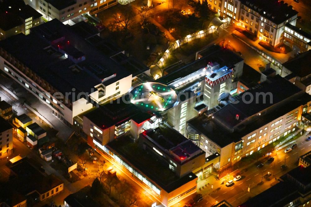 Aerial image at night Dresden - Night lighting Hospital grounds of the Clinic Universitaetsklinikum Carl Gustav Carus (VTG) on Fetscherstrasse in Dresden in the state Saxony, Germany