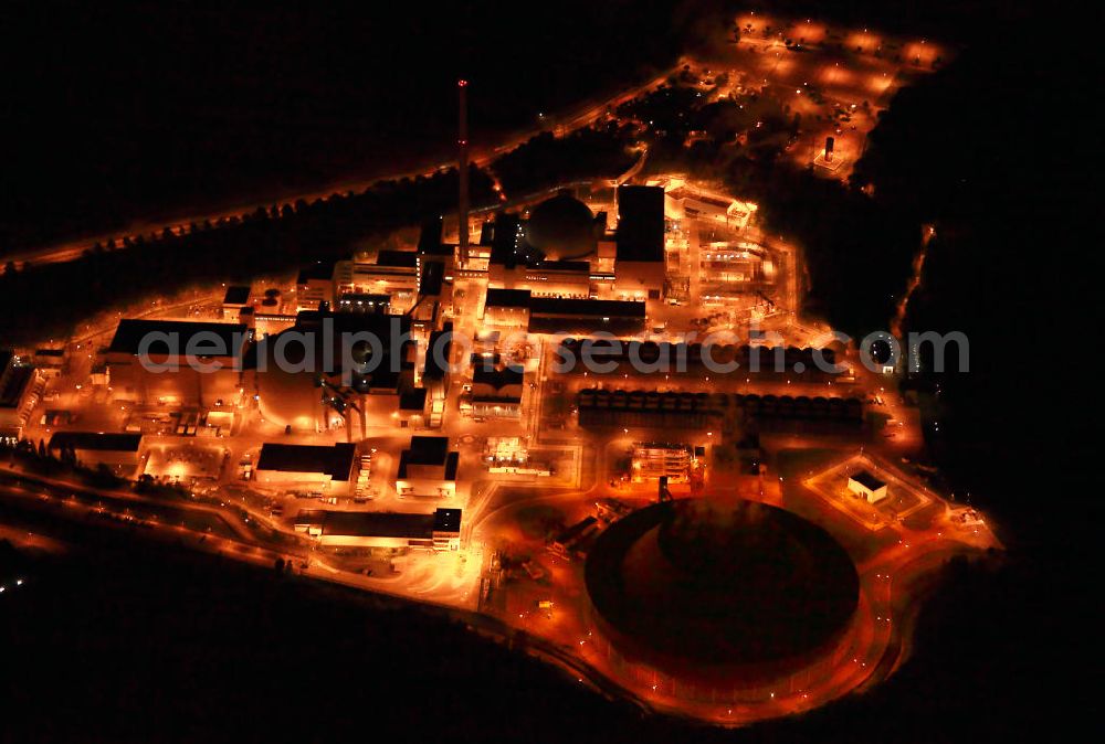 Neckarwestheim at night from the bird perspective: Nachtluftbildaufnahme vom beleuchteten Areal des Atomkraftwerk Neckarwestheim auf dem Gebiet der Gemeinden Neckarwestheim und Gemmrigheim am Ufer des Neckars. Betreiber des Kraftwerks ist das EnBW-Tochterunternehmen EnBW Kernkraft GmbH.Night Shot: The nuclear power station Neckarwestheim on the right bank of the Neckar river.