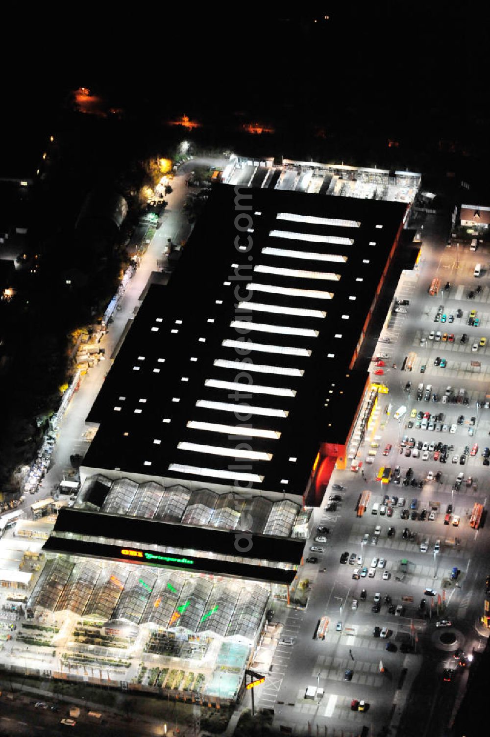 Aerial photograph at night Berlin - Nachtluftbild vom Gelände des OBI Baumarkt an der Goerzallee 189-223 in Berlin - Lichterfelde. Vermittlungsobjekt von AENGEVELT IMMOBILIEN Berlin. Night Shot of OBI market in Berlin.