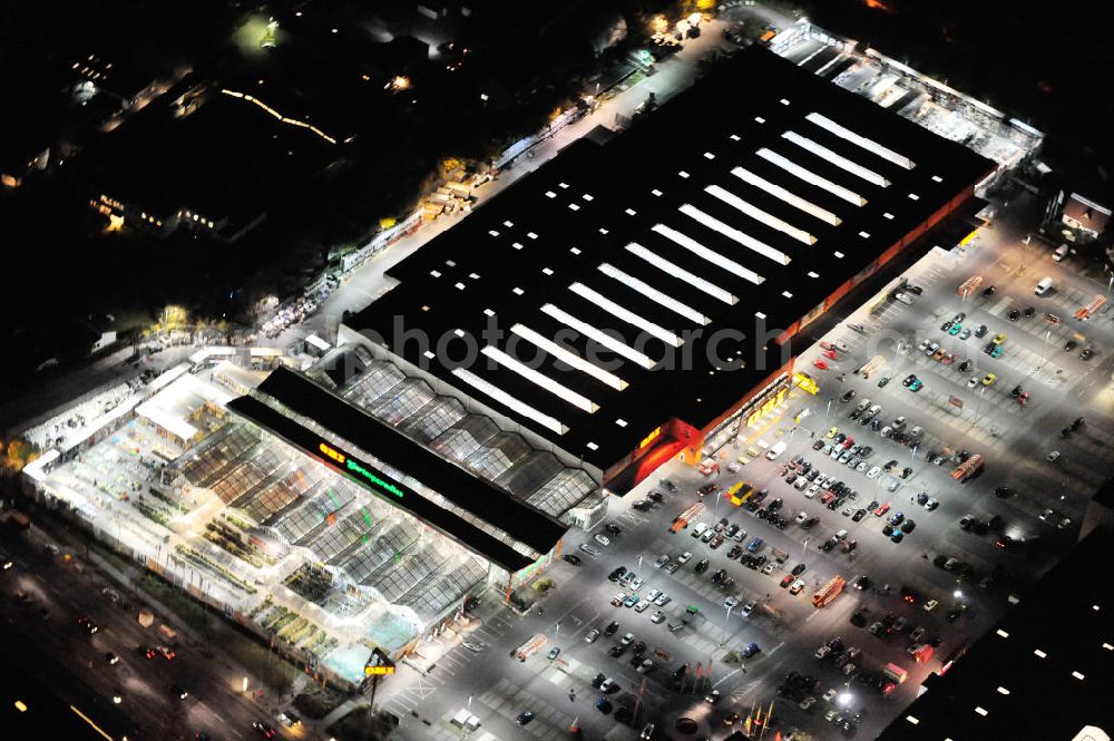 Aerial image at night Berlin - Nachtluftbild vom Gelände des OBI Baumarkt an der Goerzallee 189-223 in Berlin - Lichterfelde. Vermittlungsobjekt von AENGEVELT IMMOBILIEN Berlin. Night Shot of OBI market in Berlin.