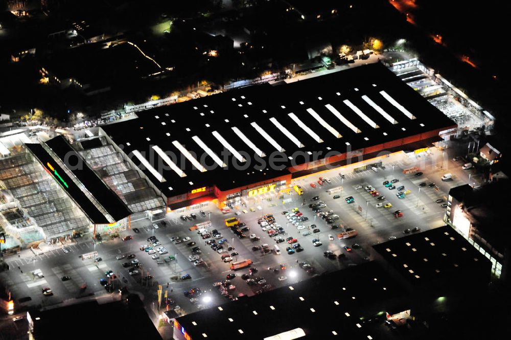 Berlin at night from the bird perspective: Nachtluftbild vom Gelände des OBI Baumarkt an der Goerzallee 189-223 in Berlin - Lichterfelde. Vermittlungsobjekt von AENGEVELT IMMOBILIEN Berlin. Night Shot of OBI market in Berlin.