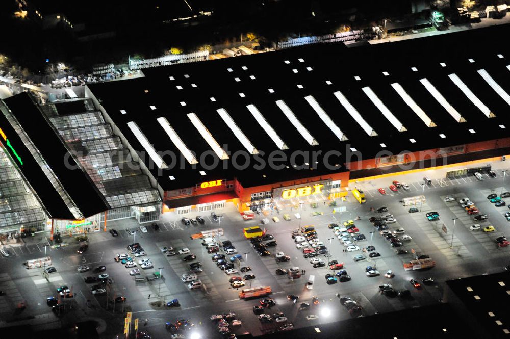 Aerial image at night Berlin - Nachtluftbild vom Gelände des OBI Baumarkt an der Goerzallee 189-223 in Berlin - Lichterfelde. Vermittlungsobjekt von AENGEVELT IMMOBILIEN Berlin. Night Shot of OBI market in Berlin.