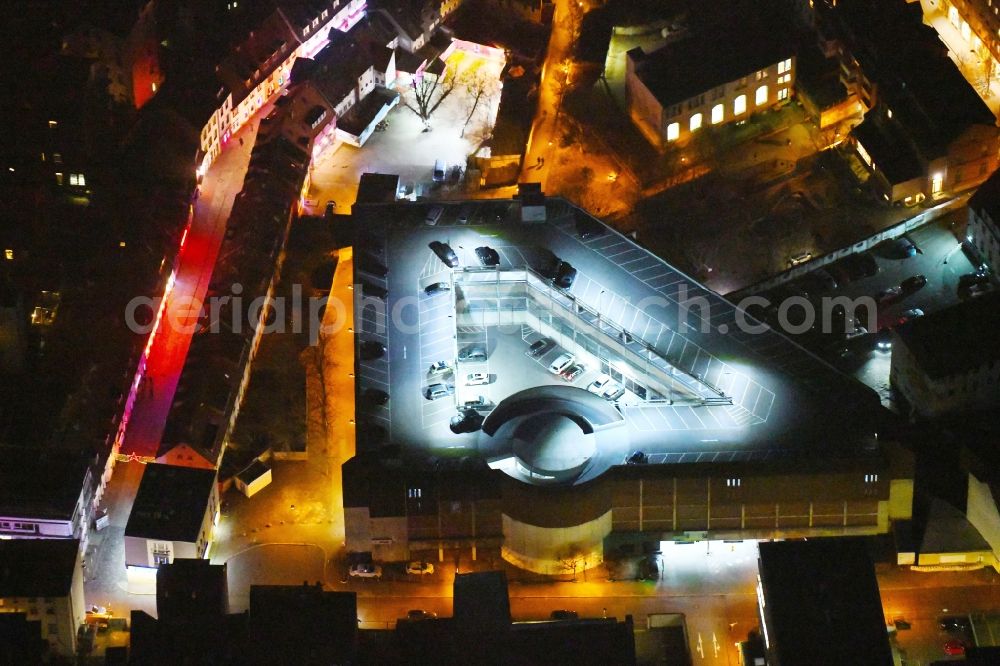 Aerial photograph at night Braunschweig - Night lighting Parking deck on the building of the car park CONTIPARK Parkhaus Wallstrasse Braunschweig in of Wallstrasse in Brunswick in the state Lower Saxony, Germany