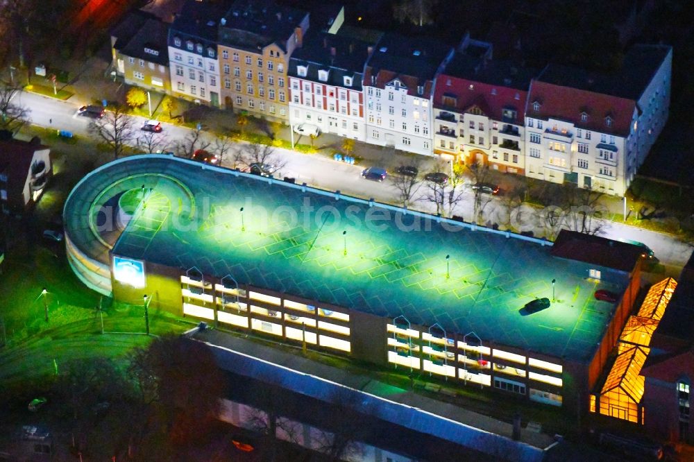 Strausberg at night from the bird perspective: Night lighting Parking deck on the building of the car park on Hegermuehlenstrasse in Strausberg in the state Brandenburg, Germany