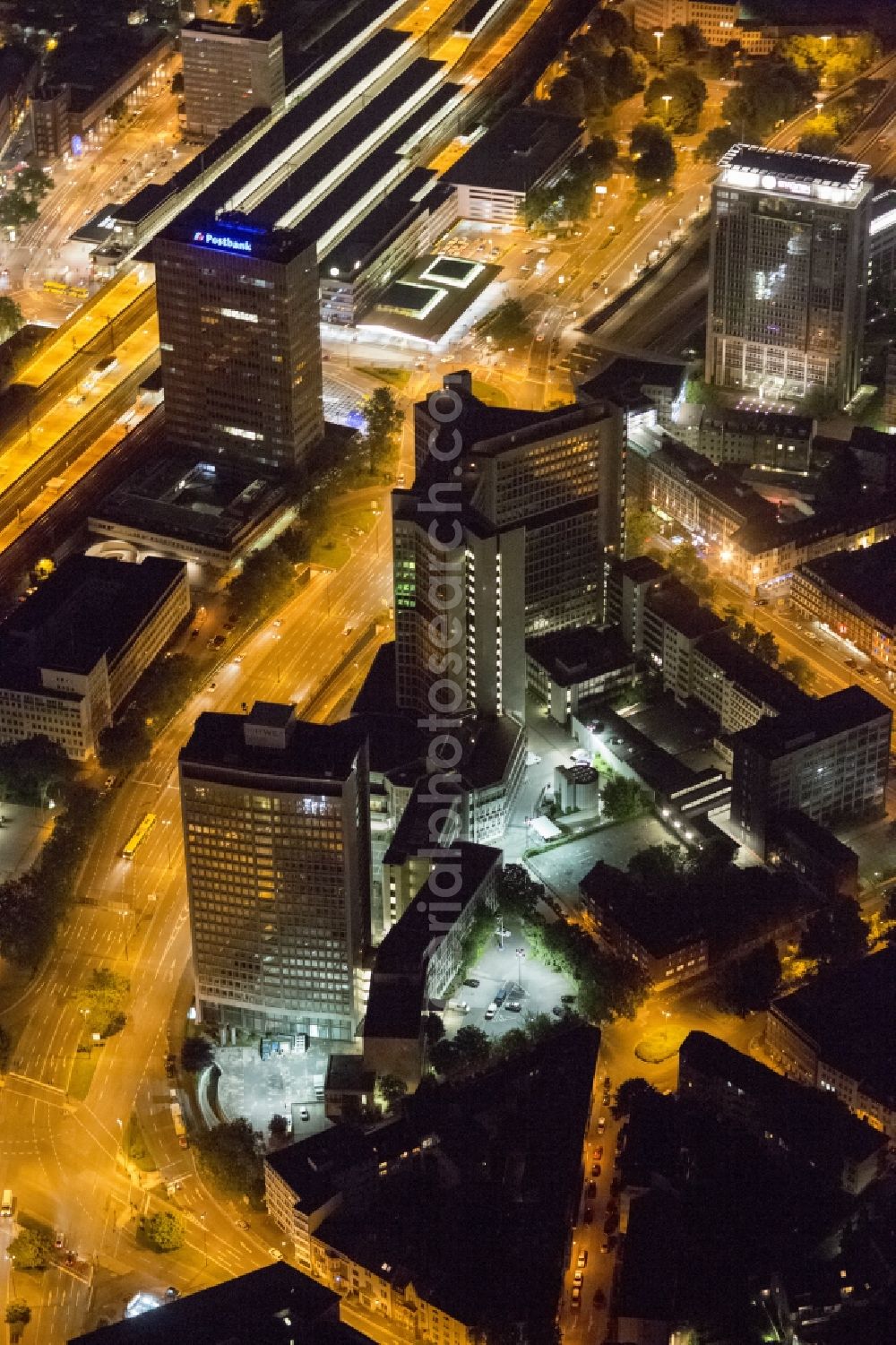 Aerial image at night Essen - Aerial view of the night eating Südviertels with Postbank and office buildings in the surrounding area. Here, among other things, Evonik Industries AG, RWE AG, Evonik Steag GmbH, Hochtief AG, MAN Ferrostaal AG and the technology division of ThyssenKrupp AG's headquarters