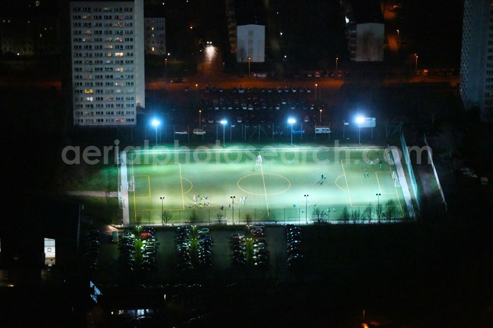 Erfurt at night from the bird perspective: Night lighting Sports grounds and football pitch between Neusissstrasse and Friedrich-Engels-Strasse in Erfurt in the state Thuringia, Germany