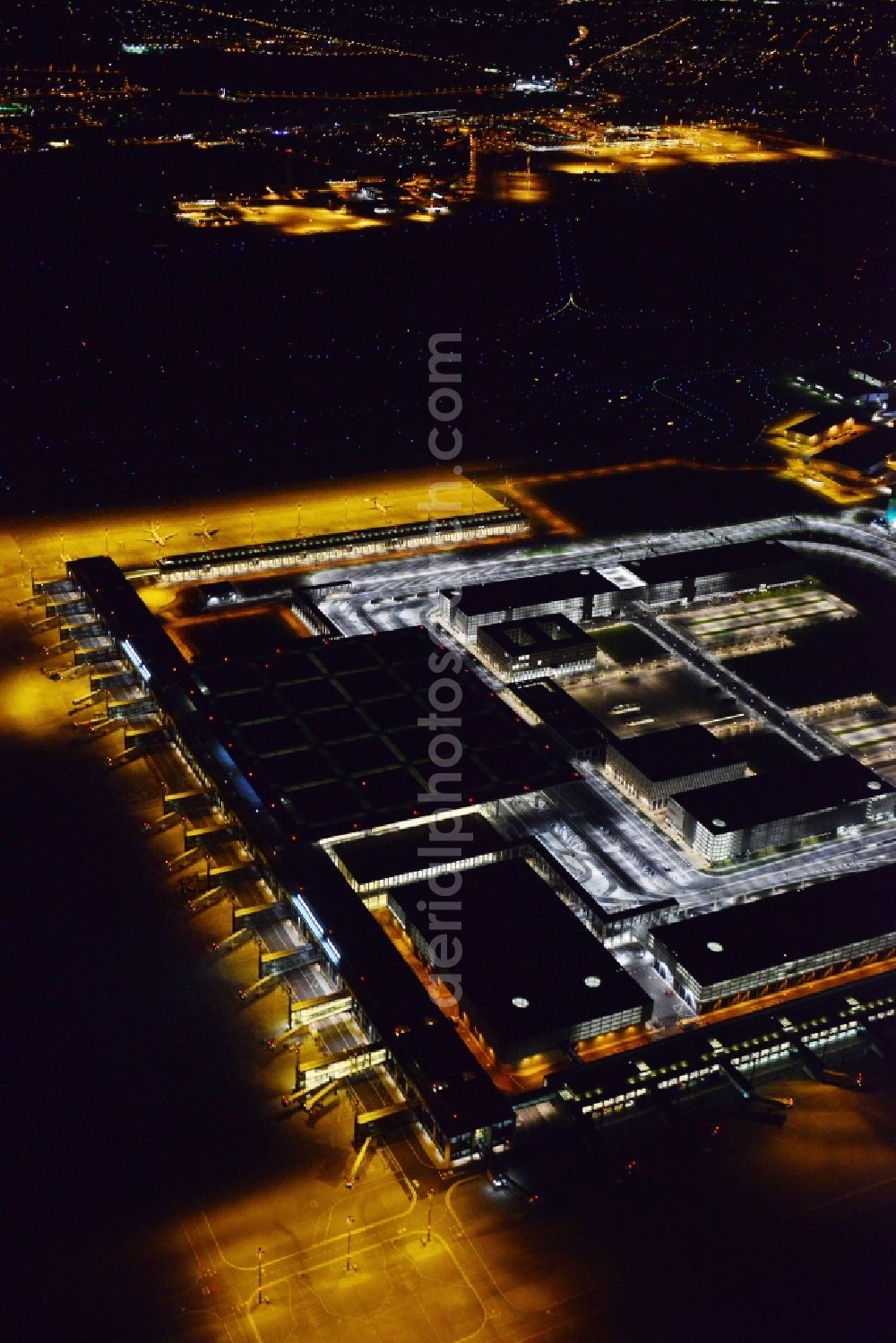 Schönefeld at night from the bird perspective: Site of the new airport BER / BBI AIRPORT BERLIN BRANDENBURG Willi Brandt in Schoenefeld in Brandenburg. The new terminal is in the south of the airport Berlin -Schoenefeld quality built