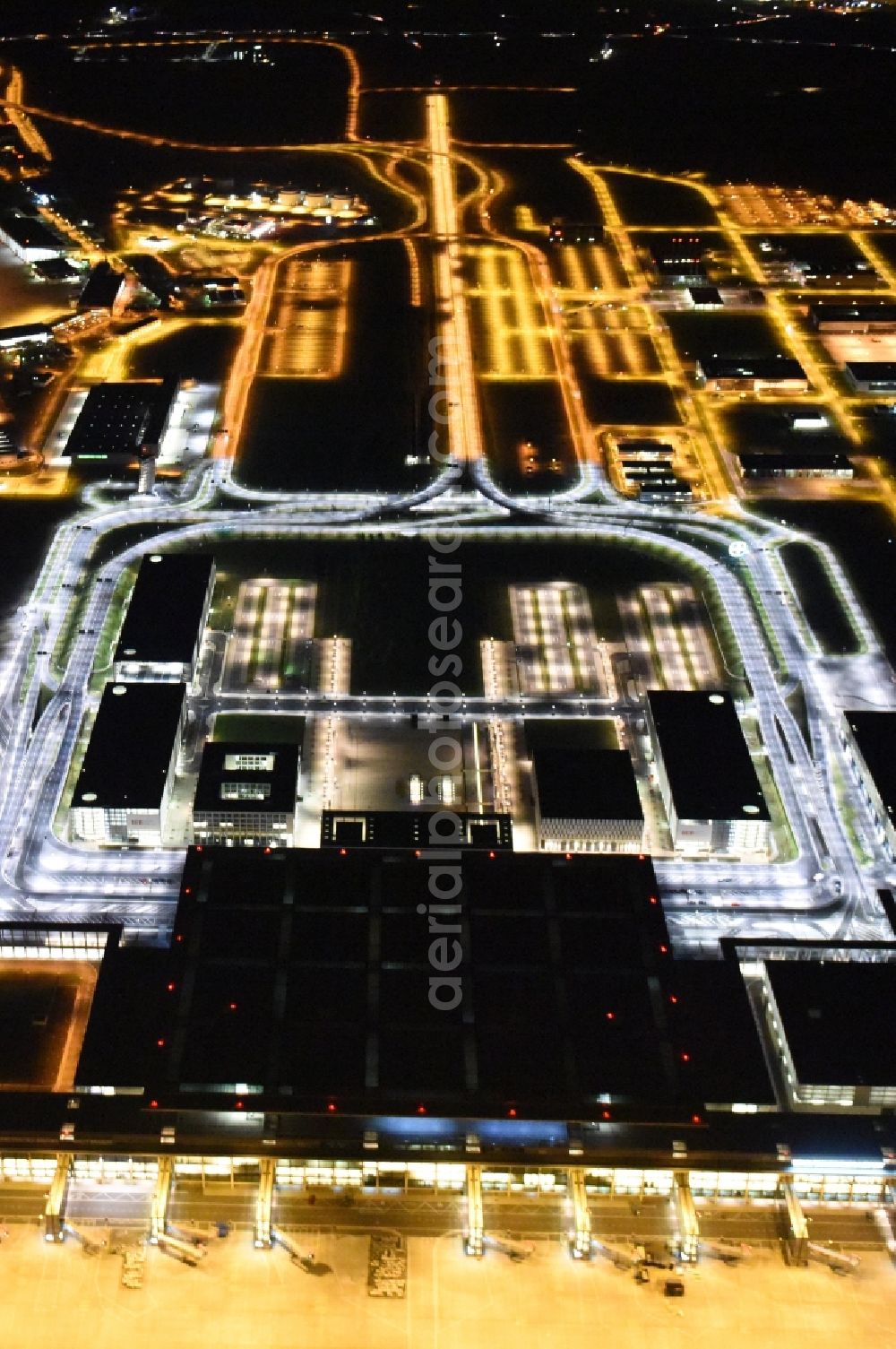 Schönefeld at night from the bird perspective: Site of the new airport BER / BBI AIRPORT BERLIN BRANDENBURG Willi Brandt in Schoenefeld in Brandenburg. The new terminal is in the south of the airport Berlin -Schoenefeld quality built