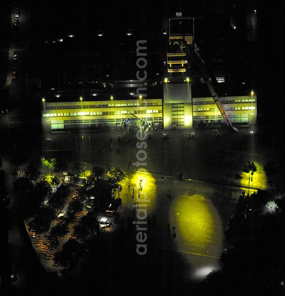 Aerial image at night Gelsenkirchen - Nachtluftbild des Verwaltungssitz der Treuhandstelle während der jährlichen Kulturnacht ExtraSchicht in Gelsenkirchen - Nordrhein-Westfalen / NW. Das Gebäude der THS Wohnen GmbH befindet sind im Nordsternpark. Aerial night photograph / night shot of the THS administrative centre during the annually cultural night ExtraSchicht in Gelsenkirchen - North Rhine-Westphalia / NW. The building of the THS Wohnen GmbH lies in he Nordstern-Park. -