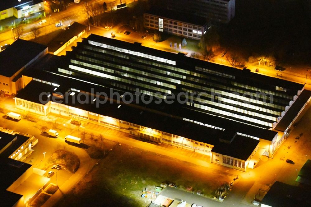 Aerial image at night Erfurt - Night lighting Building and production halls on the premises of SAE Schaltanlagenbau Erfurt GmbH in of Paul-Schaefer-Strasse in Erfurt in the state Thuringia, Germany