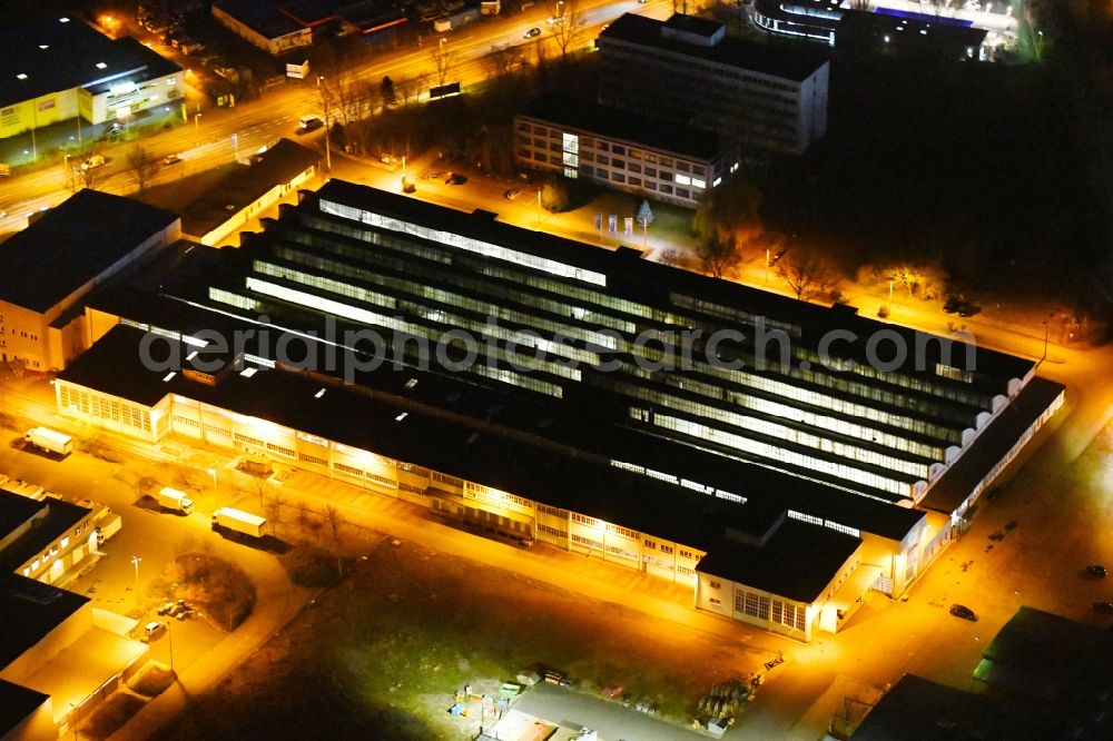 Erfurt at night from above - Night lighting Building and production halls on the premises of SAE Schaltanlagenbau Erfurt GmbH in of Paul-Schaefer-Strasse in Erfurt in the state Thuringia, Germany