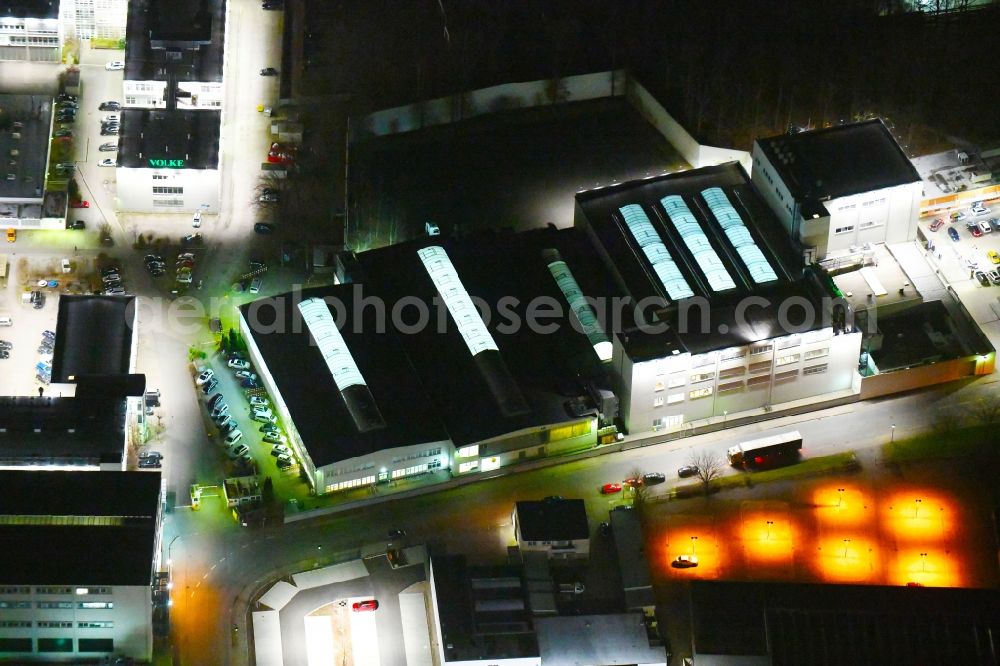 Wolfsburg at night from the bird perspective: Night lighting Building and production halls on the premises of VOLKE - Entwicklungsring SE in of Daimlerstrasse in Wolfsburg in the state Lower Saxony, Germany