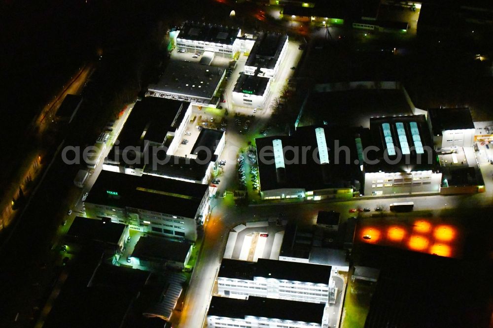 Aerial photograph at night Wolfsburg - Night lighting Building and production halls on the premises of VOLKE - Entwicklungsring SE in of Daimlerstrasse in Wolfsburg in the state Lower Saxony, Germany