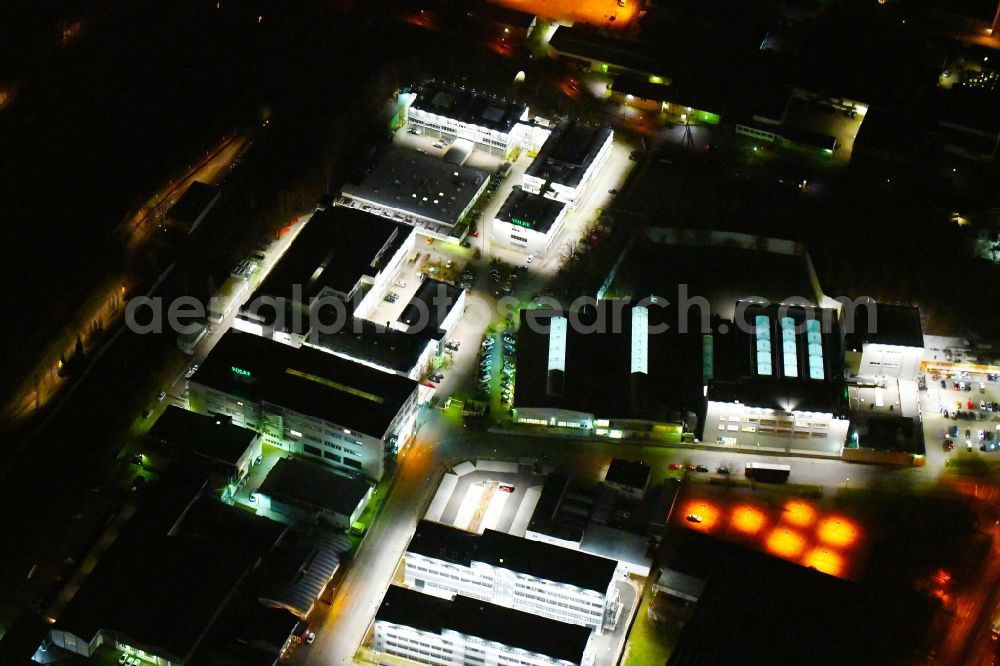 Aerial image at night Wolfsburg - Night lighting Building and production halls on the premises of VOLKE - Entwicklungsring SE in of Daimlerstrasse in Wolfsburg in the state Lower Saxony, Germany