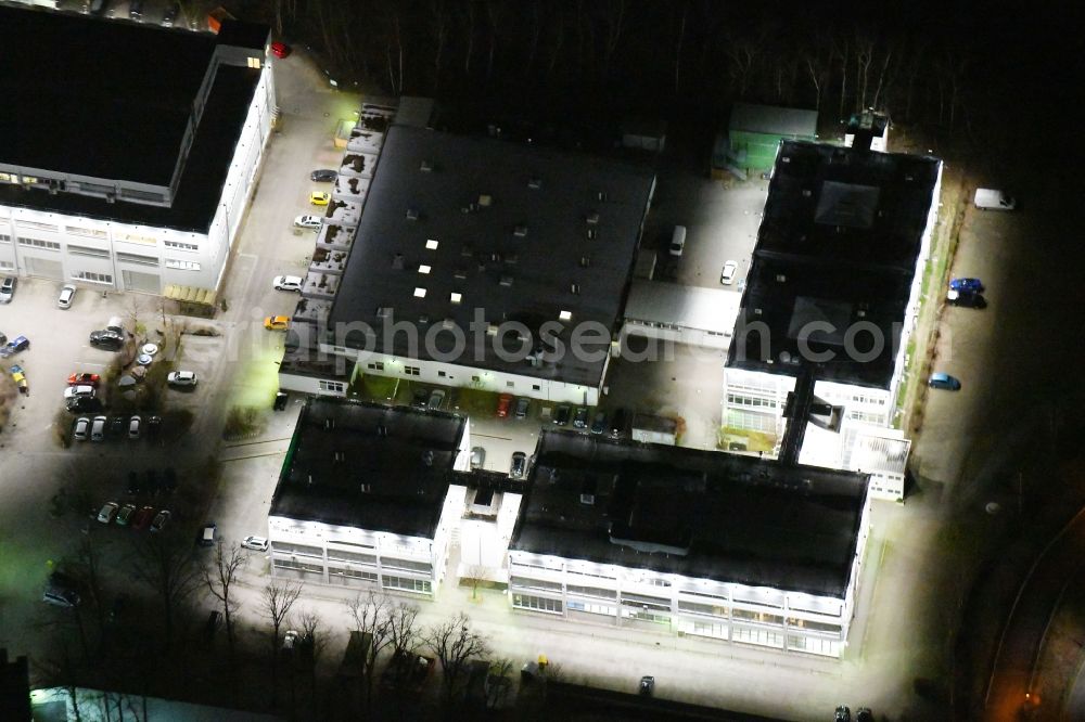 Wolfsburg at night from the bird perspective: Night lighting Building and production halls on the premises of VOLKE - Entwicklungsring SE in of Daimlerstrasse in Wolfsburg in the state Lower Saxony, Germany