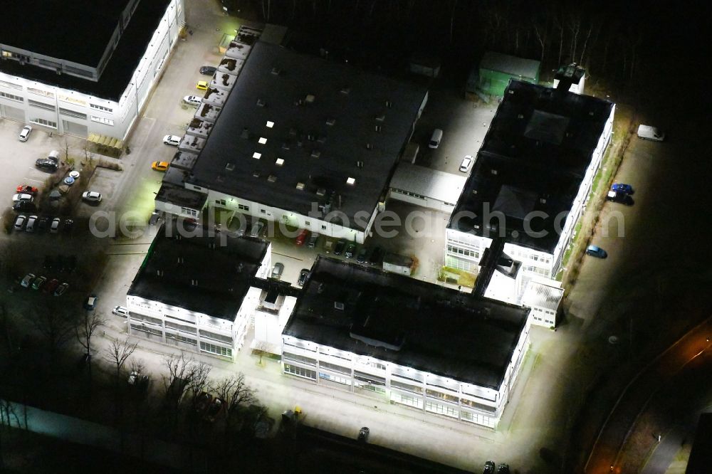 Aerial photograph at night Wolfsburg - Night lighting Building and production halls on the premises of VOLKE - Entwicklungsring SE in of Daimlerstrasse in Wolfsburg in the state Lower Saxony, Germany