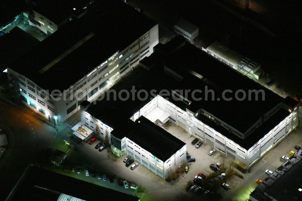 Aerial image at night Wolfsburg - Night lighting Building and production halls on the premises of VOLKE - Entwicklungsring SE in of Daimlerstrasse in Wolfsburg in the state Lower Saxony, Germany