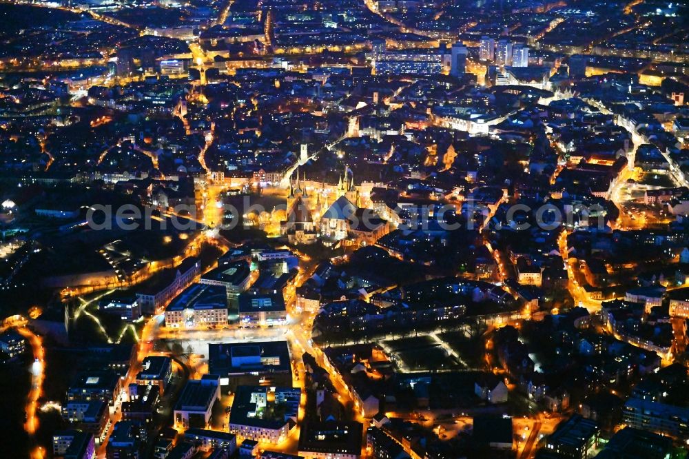 Aerial photograph at night Erfurt - Night lighting church building of the cathedral of the high cathedral church St. Marien and the church St. Severi at the cathedral steps at the cathedral square in the old town in the city center of Erfurt in the state Thuringia, Germany