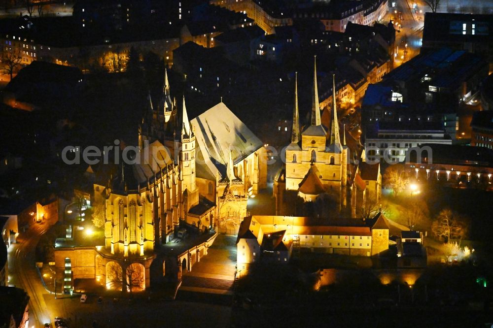 Erfurt at night from the bird perspective: Night lighting church building of the cathedral of the high cathedral church St. Marien and the church St. Severi at the cathedral steps at the cathedral square in the old town in the city center of Erfurt in the state Thuringia, Germany