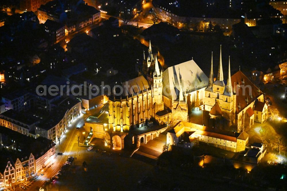 Aerial photograph at night Erfurt - Night lighting church building of the cathedral of the high cathedral church St. Marien and the church St. Severi at the cathedral steps at the cathedral square in the old town in the city center of Erfurt in the state Thuringia, Germany