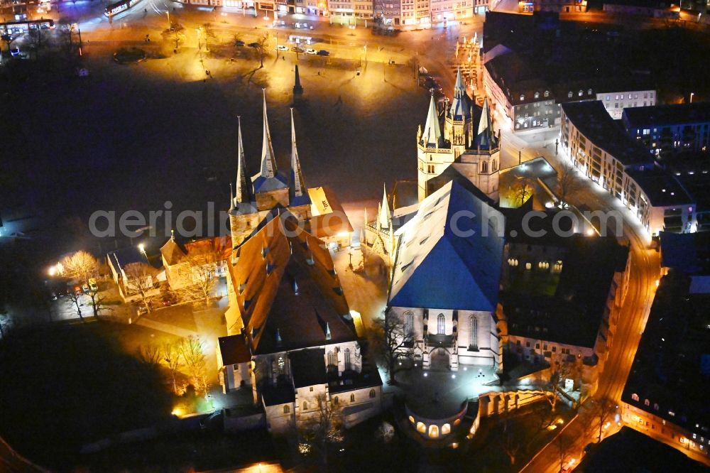 Aerial image at night Erfurt - Night lighting church building of the cathedral of the high cathedral church St. Marien and the church St. Severi at the cathedral steps at the cathedral square in the old town in the city center of Erfurt in the state Thuringia, Germany