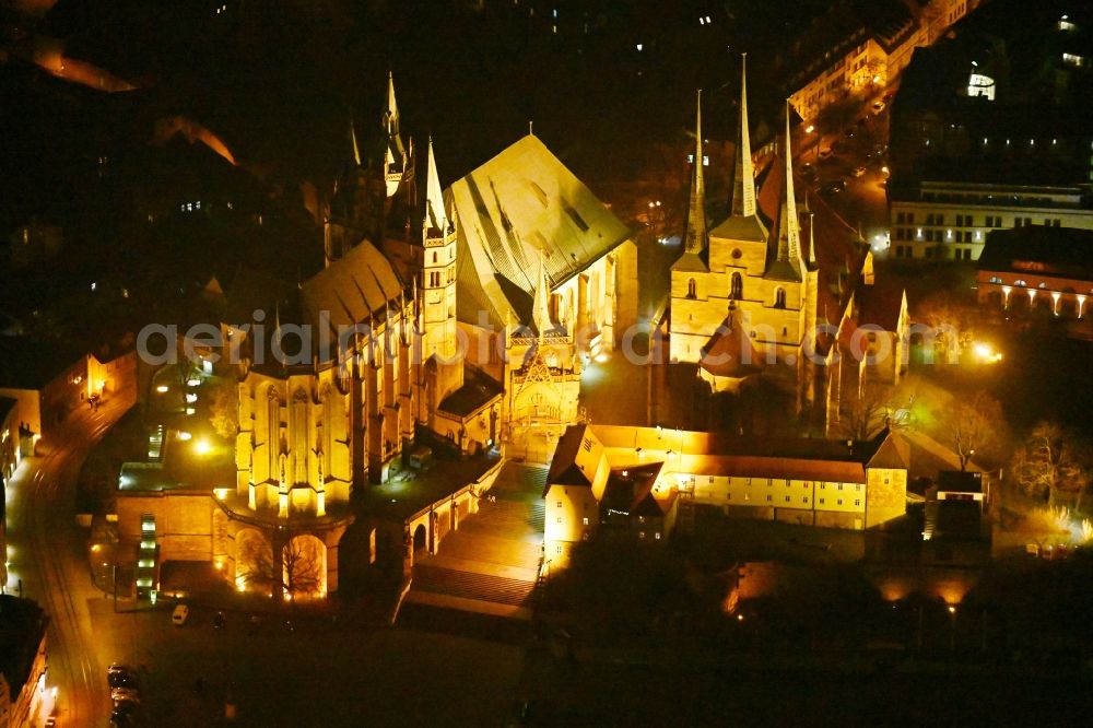 Erfurt at night from the bird perspective: Night lighting church building of the cathedral of the high cathedral church St. Marien and the church St. Severi at the cathedral steps at the cathedral square in the old town in the city center of Erfurt in the state Thuringia, Germany