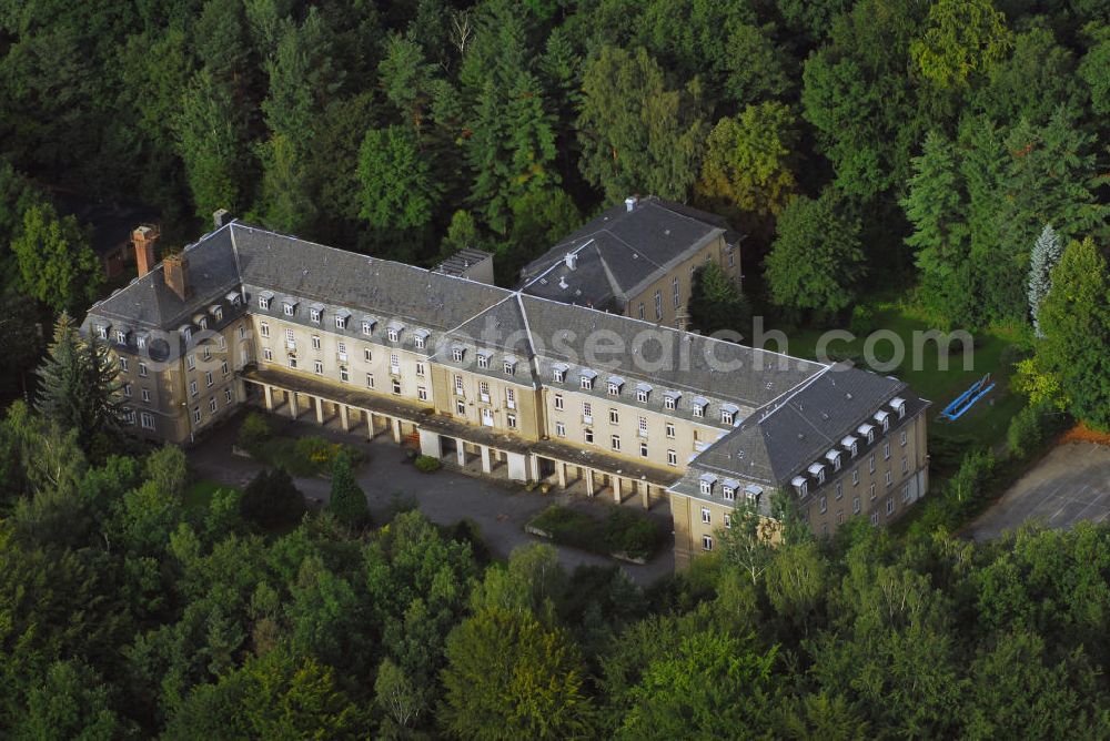 Aerial photograph at night Bad Schlema - Blick auf das alte Nachtsanatorium an der Auer Talstrasse. Das seit 7 Jahren leerstehende Gebäude befindet sich im Besitz der St. Jacobus Denkmalgesellschaft m.b.H. (66538 Neunkirchen, Vogelstr. 4-8)