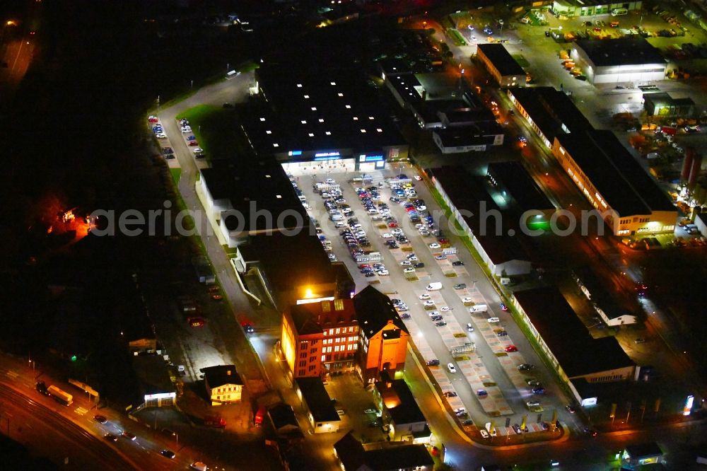 Aerial photograph at night Halle (Saale) - Night lighting Building of the shopping center ALDI Halle on Hermesstrasse in Halle (Saale) in the state Saxony-Anhalt, Germany