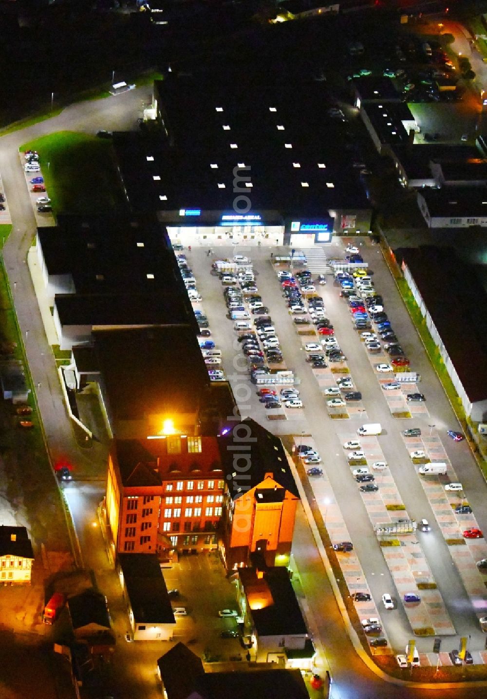 Aerial image at night Halle (Saale) - Night lighting Building of the shopping center ALDI Halle on Hermesstrasse in Halle (Saale) in the state Saxony-Anhalt, Germany