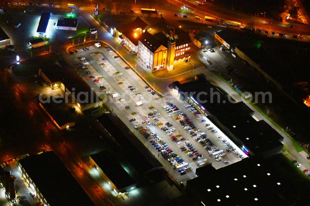 Aerial photograph at night Halle (Saale) - Night lighting Building of the shopping center ALDI Halle on Hermesstrasse in Halle (Saale) in the state Saxony-Anhalt, Germany