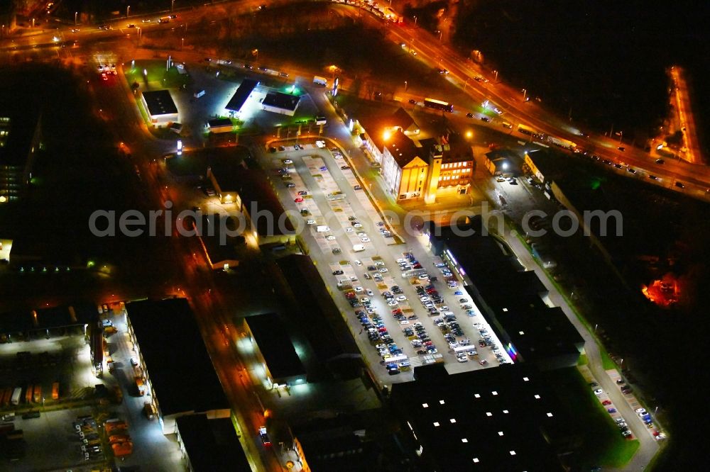 Aerial image at night Halle (Saale) - Night lighting Building of the shopping center ALDI Halle on Hermesstrasse in Halle (Saale) in the state Saxony-Anhalt, Germany