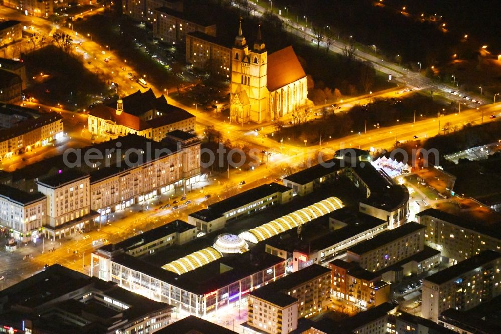 Aerial image at night Magdeburg - Night lighting Building of the shopping center Allee-Center Magdeburg on street Ernst-Reuter-Allee in the district Zentrum in Magdeburg in the state Saxony-Anhalt, Germany