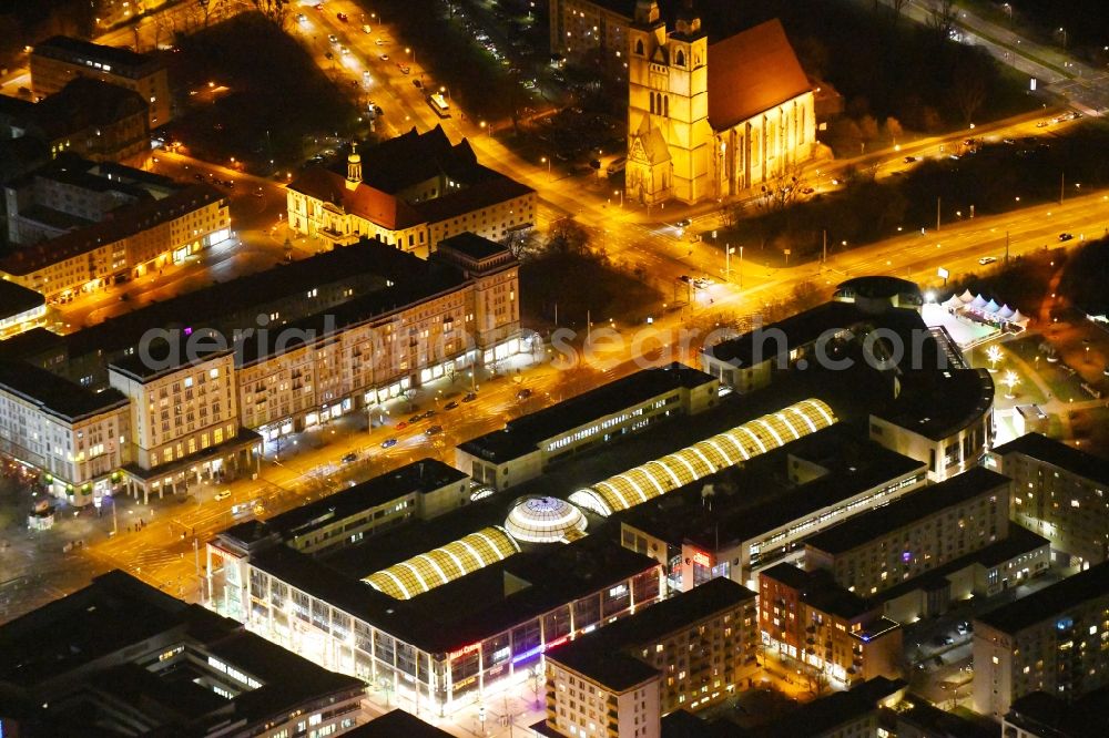 Magdeburg at night from above - Night lighting Building of the shopping center Allee-Center Magdeburg on street Ernst-Reuter-Allee in the district Zentrum in Magdeburg in the state Saxony-Anhalt, Germany