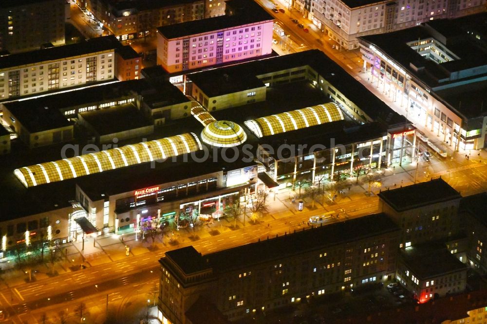 Magdeburg at night from the bird perspective: Night lighting Building of the shopping center Allee-Center Magdeburg on street Ernst-Reuter-Allee in the district Zentrum in Magdeburg in the state Saxony-Anhalt, Germany