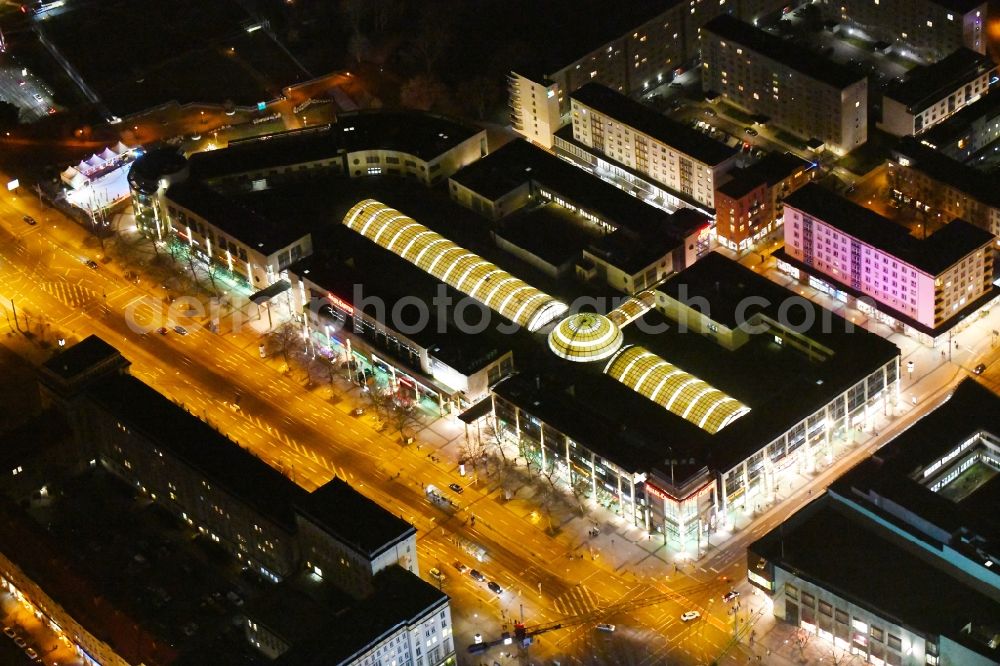 Magdeburg at night from the bird perspective: Night lighting Building of the shopping center Allee-Center Magdeburg on street Ernst-Reuter-Allee in the district Zentrum in Magdeburg in the state Saxony-Anhalt, Germany