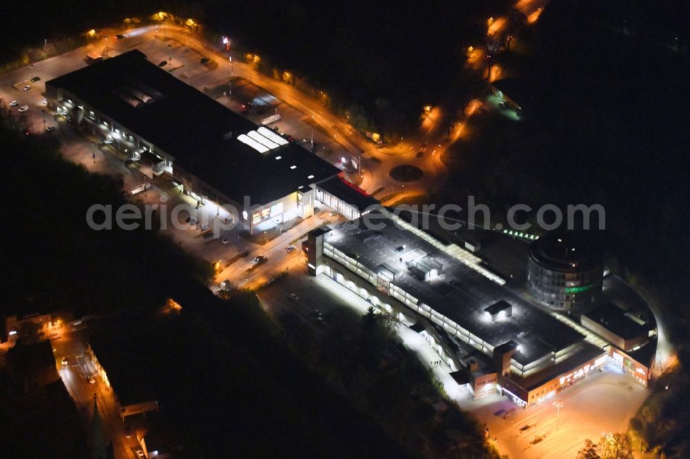 Bernau at night from the bird perspective: Night lighting Building of the shopping center Bahnhofs-Passage Bernau in Bernau in the state Brandenburg, Germany