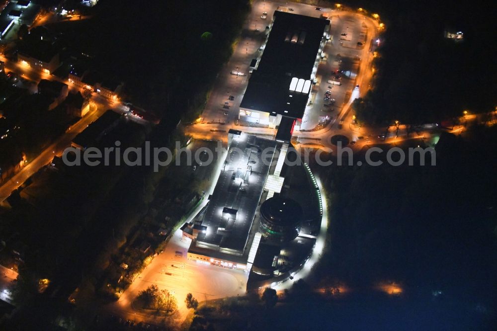 Aerial photograph at night Bernau - Night lighting Building of the shopping center Bahnhofs-Passage Bernau in Bernau in the state Brandenburg, Germany