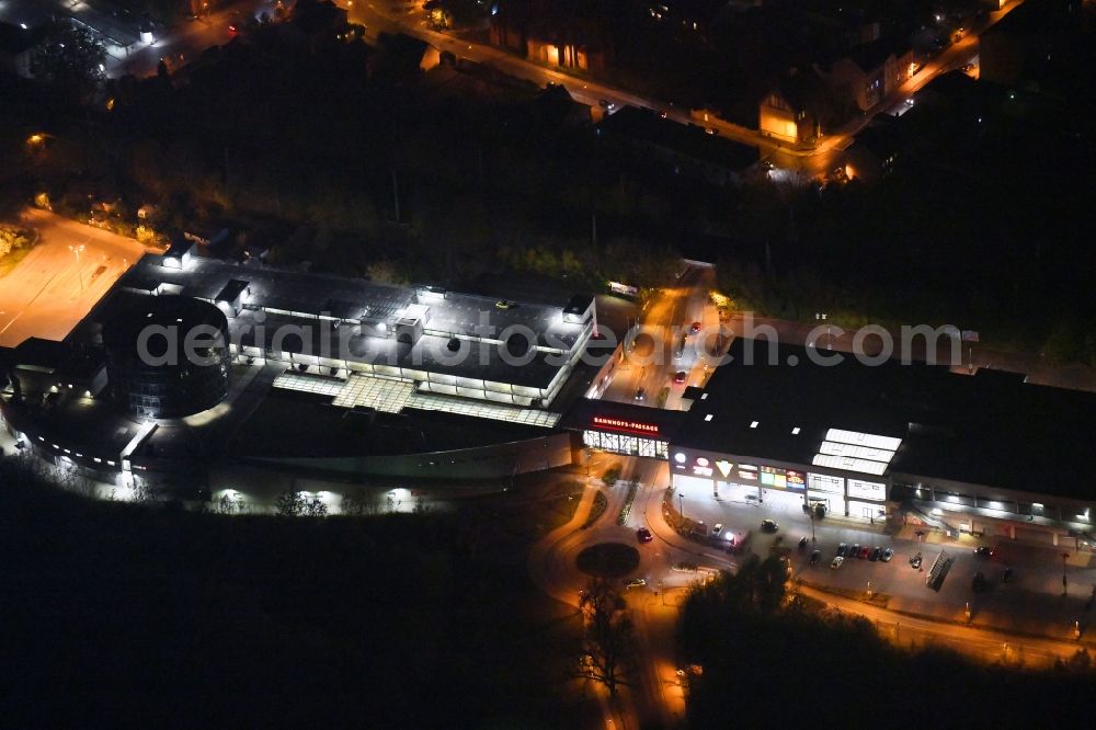 Bernau at night from the bird perspective: Night lighting Building of the shopping center Bahnhofs-Passage Bernau in Bernau in the state Brandenburg, Germany