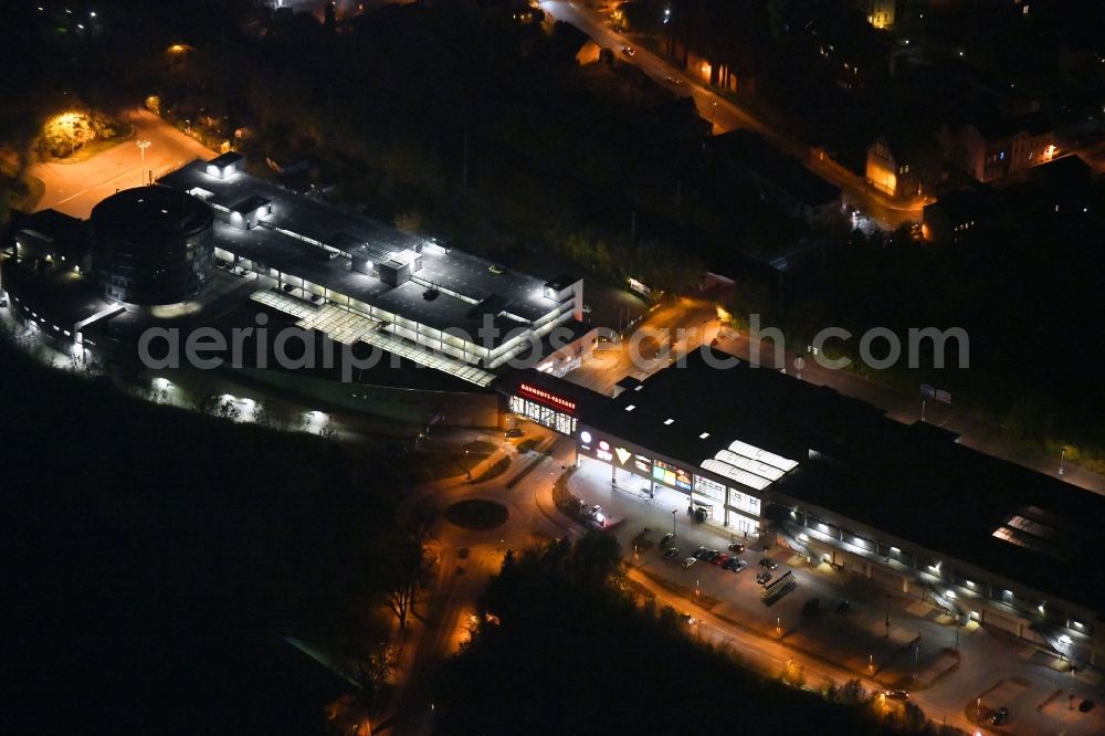 Aerial photograph at night Bernau - Night lighting Building of the shopping center Bahnhofs-Passage Bernau in Bernau in the state Brandenburg, Germany