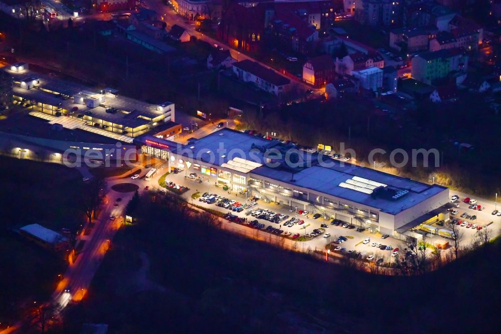 Aerial photograph at night Bernau - Night lighting Building of the shopping center Bahnhofs-Passage Bernau in Bernau in the state Brandenburg, Germany