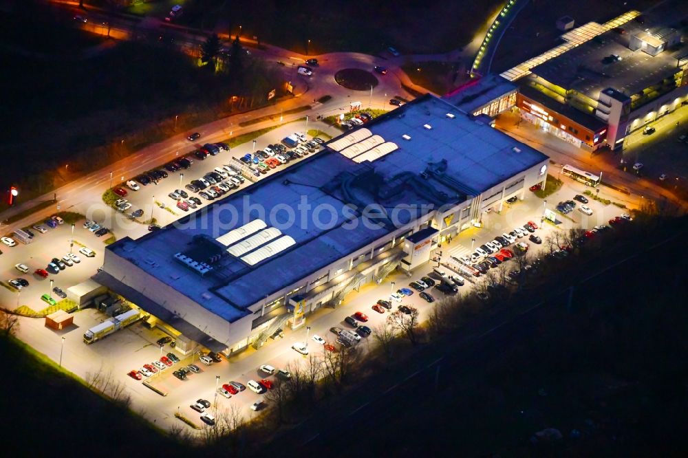 Bernau at night from the bird perspective: Night lighting Building of the shopping center Bahnhofs-Passage Bernau in Bernau in the state Brandenburg, Germany