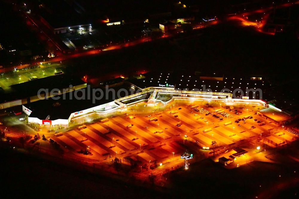 Brandenburg an der Havel at night from the bird perspective: Night lighting building of the shopping center Beetzsee Center Brandenburg on Brielower Landstrasse in Brandenburg an der Havel in the state Brandenburg, Germany