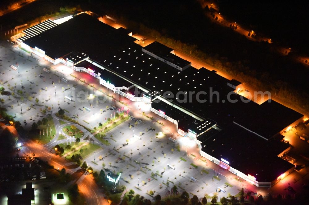 Neubrandenburg at night from the bird perspective: Night lighting Building of the shopping center Bethanien Center on Mirabellenstrasse in Neubrandenburg in the state Mecklenburg - Western Pomerania, Germany