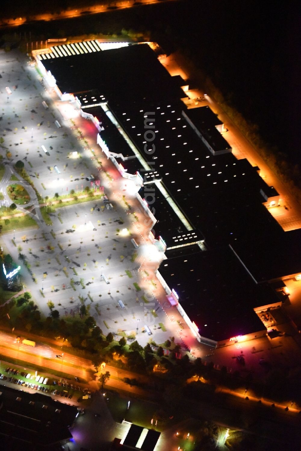 Aerial photograph at night Neubrandenburg - Night lighting Building of the shopping center Bethanien Center on Mirabellenstrasse in Neubrandenburg in the state Mecklenburg - Western Pomerania, Germany